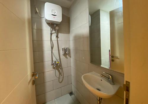 ein Bad mit einem Waschbecken und einer Dusche in der Unterkunft Luxury Modern La Casa II Benson in Lontar
