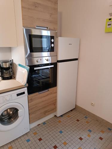 La cuisine est équipée d'un four micro-ondes et d'un réfrigérateur. dans l'établissement Chez Gibus, à Grandcamp-Maisy