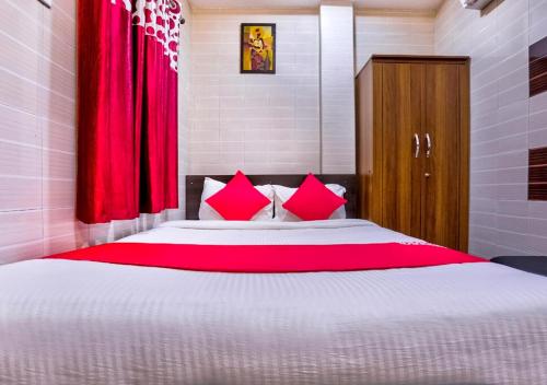 Ein Bett oder Betten in einem Zimmer der Unterkunft Chellam Residency