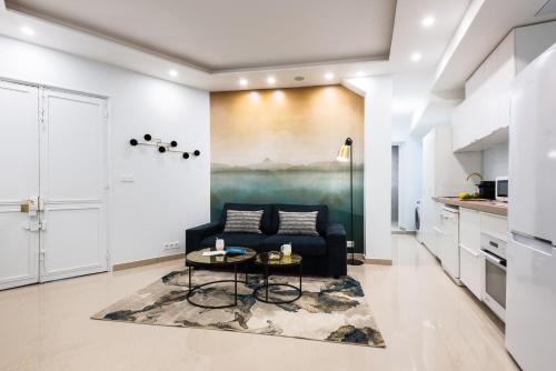 un salon avec un canapé et une table dans l'établissement Sweett - Lafayette, à Paris