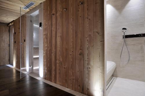 a bathroom with wood paneled walls and a shower at Chalet Le Moulin, Courchevel Le Praz, 6 chambres, Ski in, Ski out in Courchevel