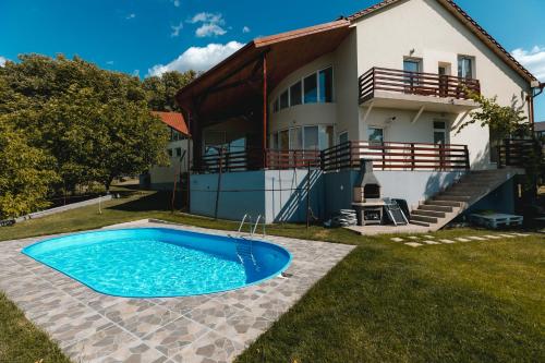 ein Haus mit Pool im Hof in der Unterkunft BUCIUM CLUB VILA 1 in Iaşi