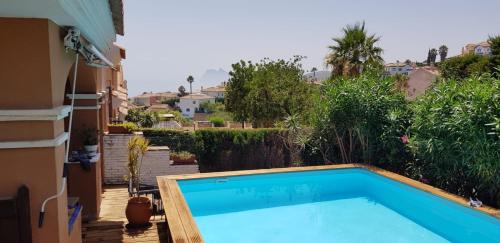 阿爾凱德薩的住宿－Casa Alcaidesa，享有房屋景致的甲板上的游泳池