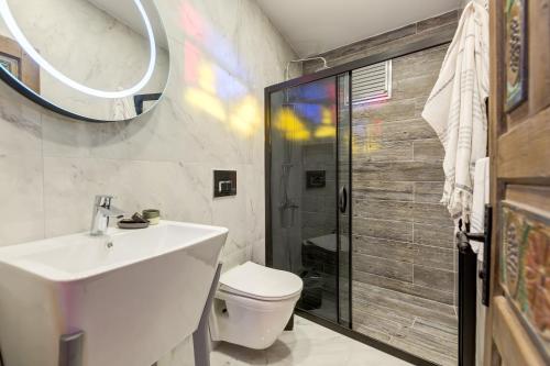 y baño con lavabo, aseo y ducha. en Anda Beach Bistro & Rooms en Cunda