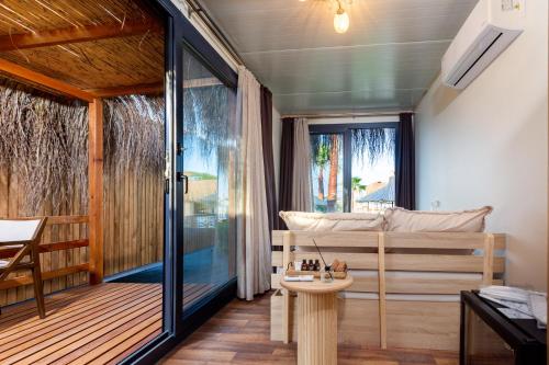 Habitación con cama y balcón. en Anda Beach Bistro & Rooms en Cunda
