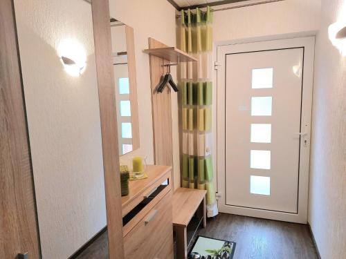 リーデンブルクにあるFerienwohnung Renate Pfallerのバスルーム(ドア、テーブル、鏡付)