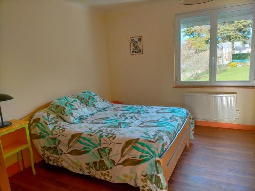 1 dormitorio con cama y ventana en Au calme, les pieds dans l'eau, 106 Route de la Pointe de Ruault 56370 SARZEAU, en Sarzeau