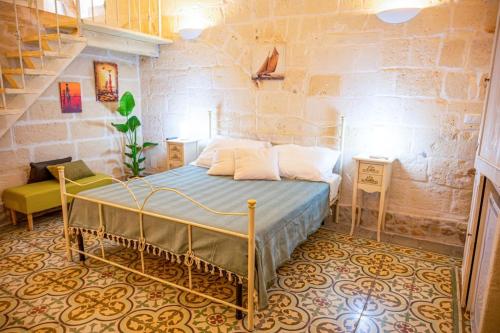 - une chambre avec un lit dans un mur en briques dans l'établissement [Borgo Antico-Centro Storico] Casa Ventosa, à Oria