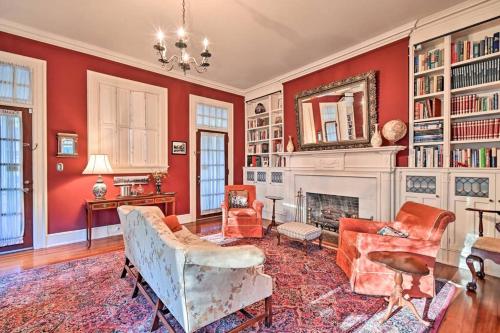 sala de estar con paredes rojas y chimenea en Gorgeous, Southern Home in Beautiful Cheraw, en Cheraw