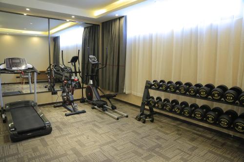 uma sala com um ginásio com equipamento de exercício em IVY Hotel Addis Ababa Airport branch em Addis Ababa