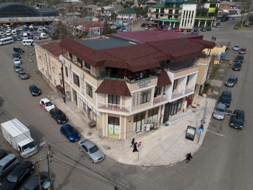 budynek z czerwonym dachem na ulicy miejskiej w obiekcie Tskaltubo Hotel Terrace w mieście Ckaltubo