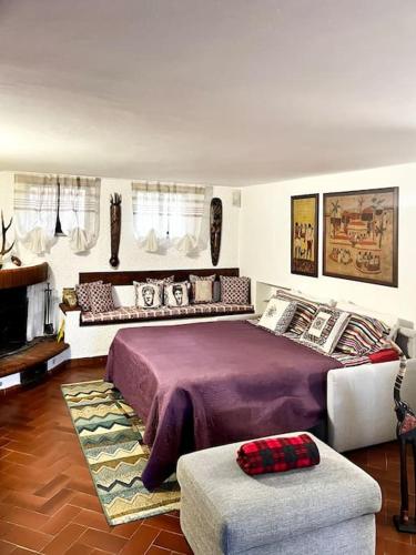 1 dormitorio con 1 cama grande y 1 sofá en Tuscany holiday, en Montale