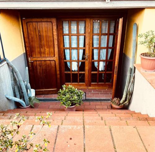 una puerta delantera de una casa con macetas delante en Tuscany holiday, en Montale