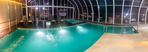 una gran piscina en un edificio con terraza en Altos Valeria en Valeria del Mar