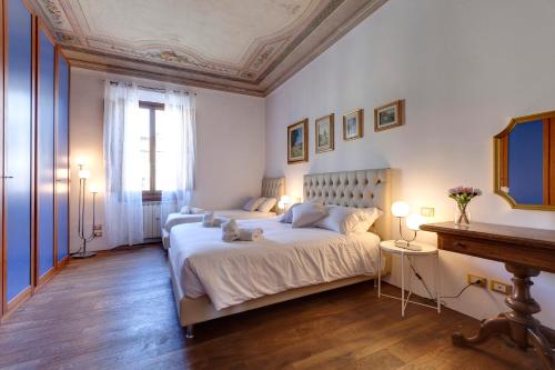 1 dormitorio con 1 cama grande y piano en Mamo Florence - Pisana Apartment, en Florencia