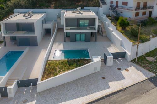 an aerial view of a house with a swimming pool at Villa Foz - By SCH in Foz do Arelho