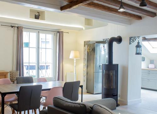 - un salon avec une table et un poêle à bois dans l'établissement Cocoon, 1 min romantique, à Annecy