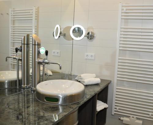 een badkamer met een wastafel en een spiegel bij Brauhaus Falkenstein in Lienz
