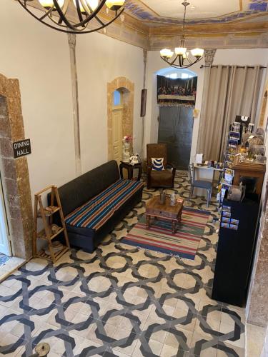- un salon avec un canapé et une table dans l'établissement Ma'an lil-Hayat Boutique Hotel, à Bethléem