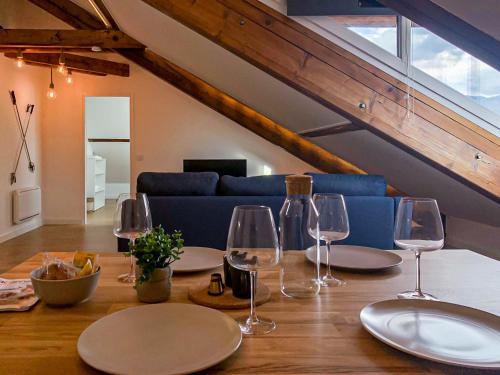 - une table avec des verres à vin et un canapé bleu dans l'établissement Couttet Champion romantique proche gare, à Annecy