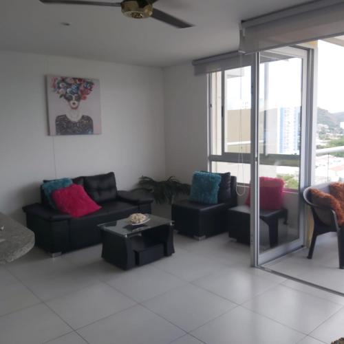 a living room with a couch and chairs and a table at Velas Al Mar - Apartamento Rodadero Gaira in Gaira