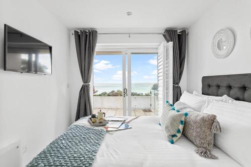 - une chambre avec un lit et une vue sur l'océan dans l'établissement Osprey 3, The Cove, Brixham, à Brixham