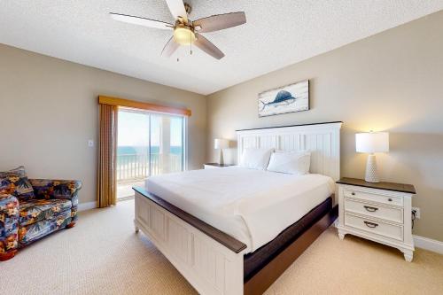 Ένα ή περισσότερα κρεβάτια σε δωμάτιο στο Horningsholm by Meyer Vacation Rentals