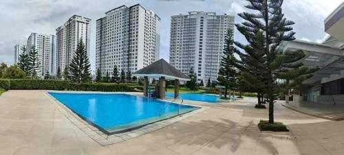 une grande piscine en face de certains grands bâtiments dans l'établissement Cool B suites, à Tagaytay