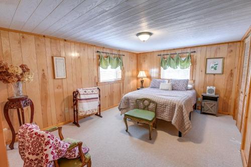 フランクリンにあるSpacious Family Franklin Vacation Rental with Yardの部屋にベッドと椅子がある寝室