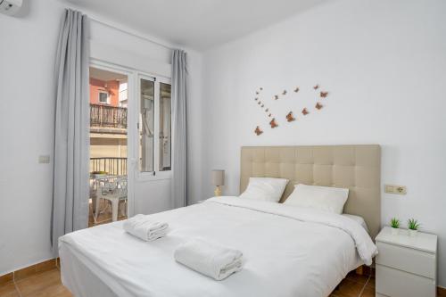 Tempat tidur dalam kamar di Spacious flat in the heart of Torremolinos Ref 39