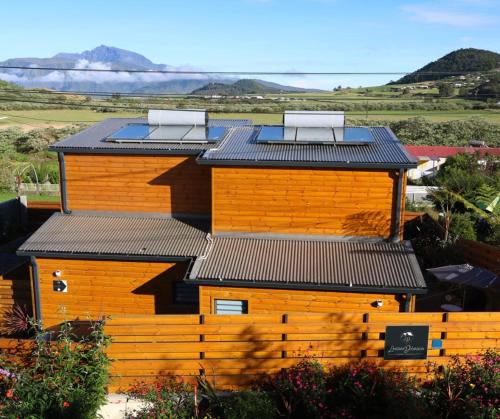 ein Haus mit Sonnenkollektoren darüber in der Unterkunft L'INSTANT D'ÉVASION 1 Plaine des cafres in La Plaine des Cafres