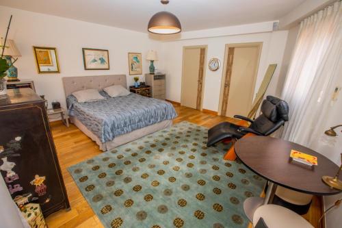 - une chambre avec un lit, une table et une table dans l'établissement EXCEPTIONAL! PENTHOUSE in front of Monte Carlo Beach and Tennis Club, à Roquebrune-Cap-Martin