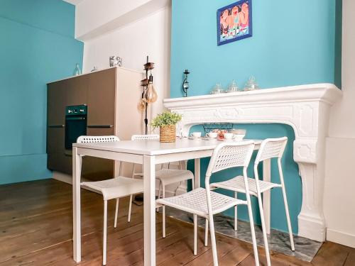 - une cuisine avec une table et des chaises blanches dans l'établissement Serena rue Carnot, à Annecy