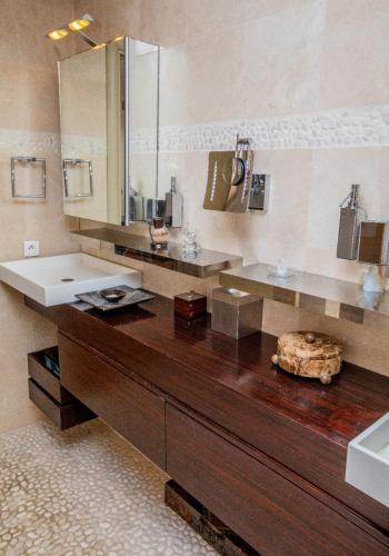 une salle de bain avec un lavabo et un miroir dans l'établissement EXCEPTIONAL! PENTHOUSE in front of Monte Carlo Beach and Tennis Club, à Roquebrune-Cap-Martin