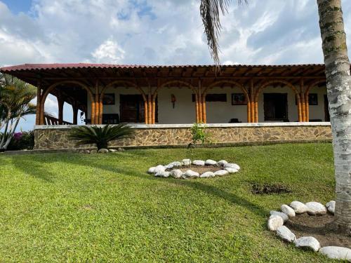 亞美尼亞的住宿－Hacienda San Miguel Arcangel，一座大建筑,有种有树的草地庭院