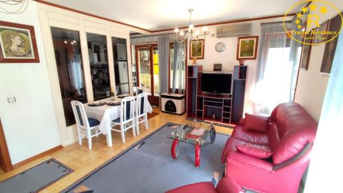 a living room with a couch and a table at Fractal Residence Apartman Vrnjačka Banja in Vrnjačka Banja