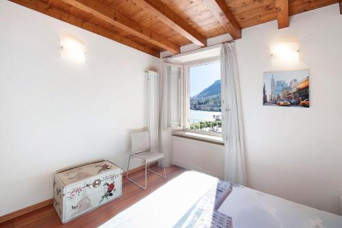a bedroom with a bed and a window at Casa Grazia - Appartamento Luce in Gargnano