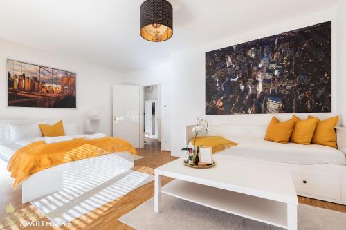 sypialnia z białym łóżkiem i żółtymi poduszkami w obiekcie Pineapple Apartments Dresden Zwinger IV - 65 qm - 1x free parking w Dreźnie