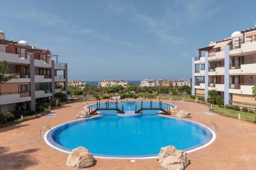 una imagen de una piscina en un complejo de apartamentos en El Rincon 4, en Los Cristianos