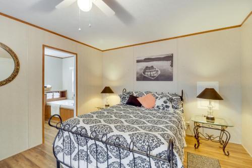 - une chambre avec un lit et un miroir dans l'établissement Cozy Louisa Cottage Stay with Fire Pit!, à Louisa