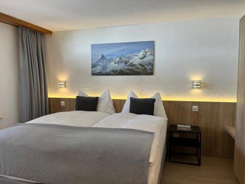 Postel nebo postele na pokoji v ubytování Modernes Studio Zermatt
