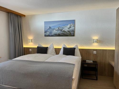 a bedroom with a large bed in a room at Modernes Studio Zermatt in Zermatt