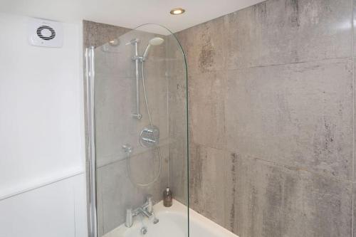 y baño con ducha y puerta de cristal. en Comfy 1 bed flat in Tufnell Park, en Londres