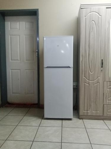 Dapur atau dapur kecil di C - Land guest house Meyerton