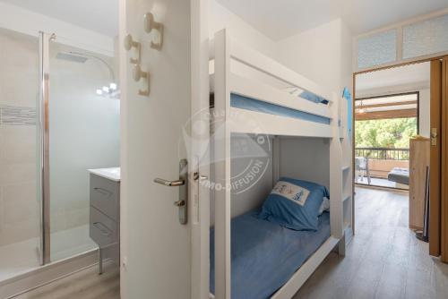 - une chambre avec des lits superposés et une salle de bains dans l'établissement AS23038 - Studio cabine vue sur Parc avec box, au Grau-du-Roi