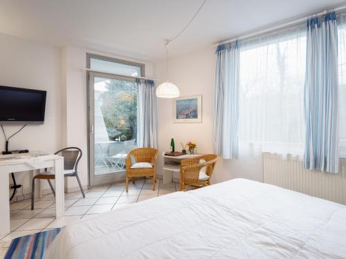 1 dormitorio con cama, escritorio y mesa en Apartment An der Mosel by Interhome, en Traben-Trarbach