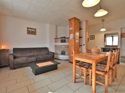 una sala de estar con una mesa y un sofá en Apartment Santa Lucia-3 by Interhome, en Valdisotto