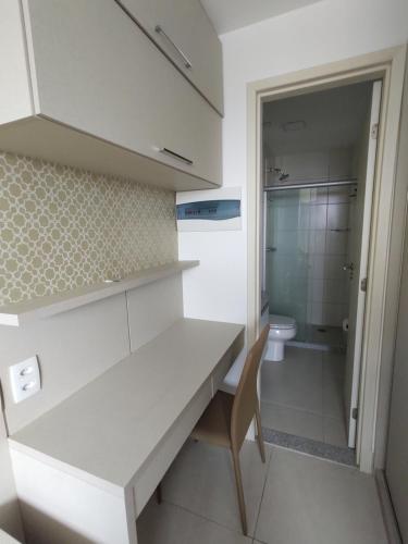 uma casa de banho com um balcão branco e um WC em Beach Class Ilha do Leite 2606 em Recife