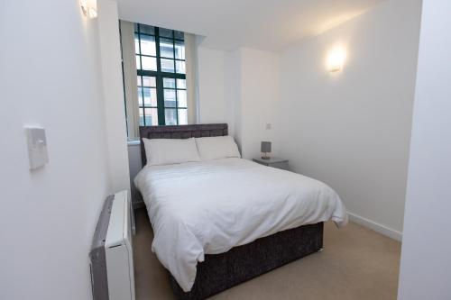 En eller flere senge i et værelse på Must See One Bed Leicester City Centre Apartment