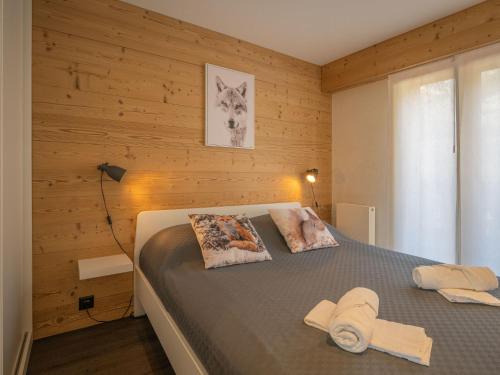 オヴロナにあるApartment Plein Soleil A 9 by Interhomeの木製の壁のベッドルーム1室(ベッド1台付)